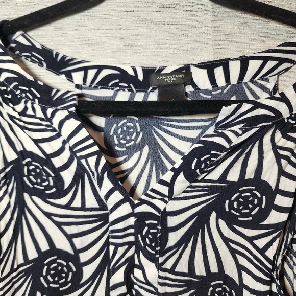 Anne Taylor Medium Petite Sleeveless V-Neck Blouse Black White - Picture 3 of 4